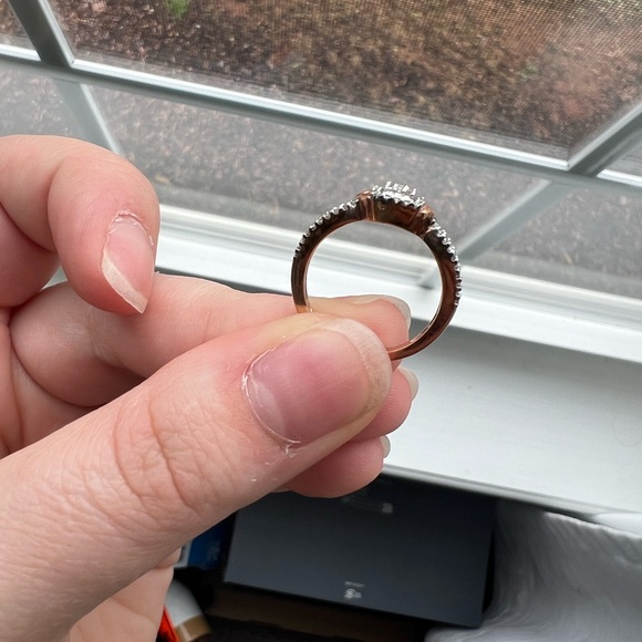 Elegant Rosegold Diamond Ring - Picture 4 of 5